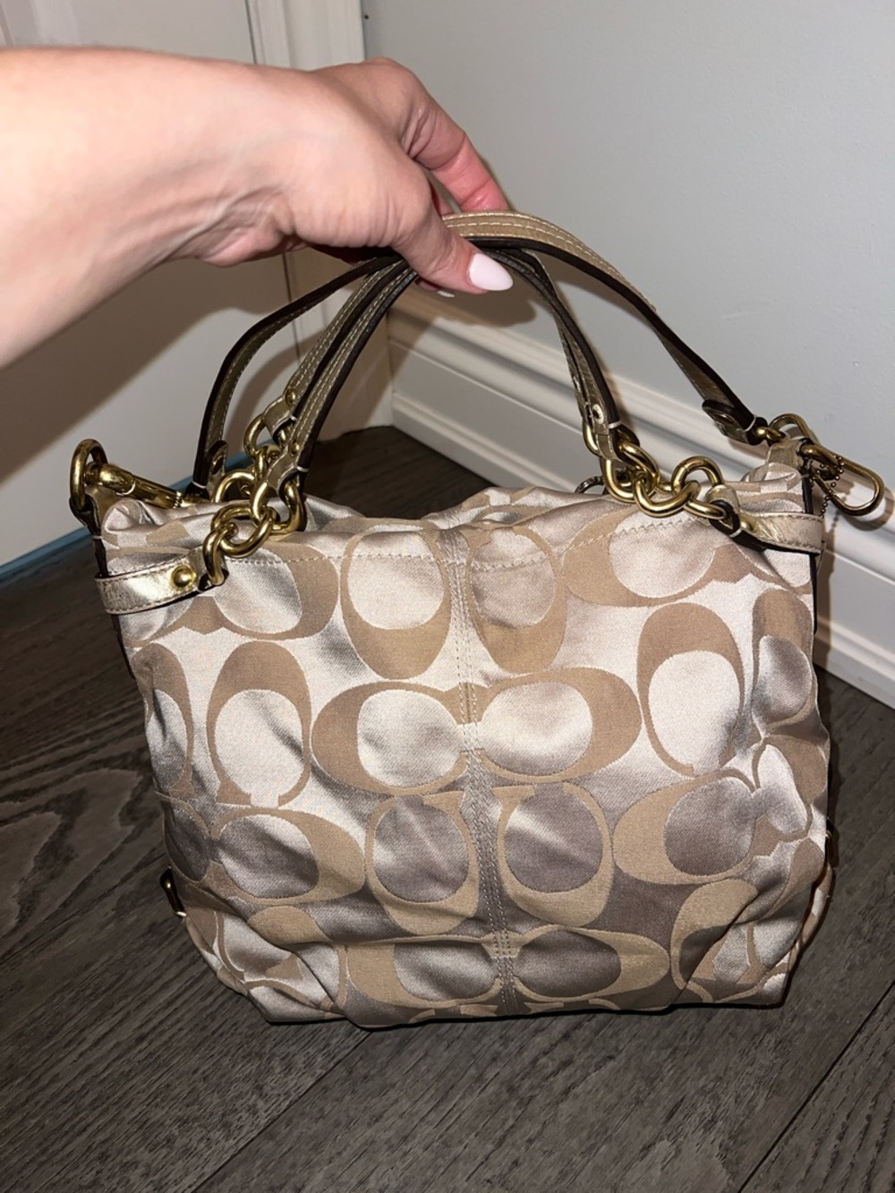 🥂 Coach Satin Signature Hobo Shoulder Bag in Champagne and Beige - Picture 4 of 8